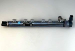 Neu Original Bosch 0445214184 Verteilerrohr Rail Kraftstoffverteiler Einspritzleiste für BMW 520d E60 E61 177PS 